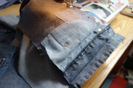 This "strip" border is actually a block border, a good deployment of the decorative potential of jean pockets